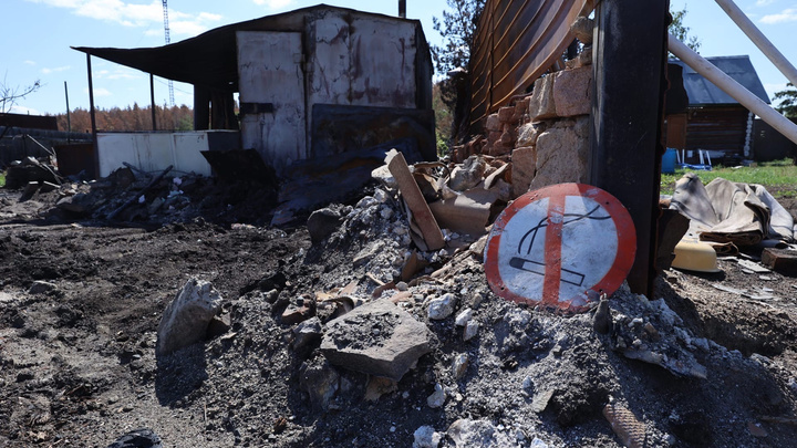 Чиновники приехали в сгоревшие поселки на юге Челябинской области и столкнулись с неудобными вопросами от местных жителей