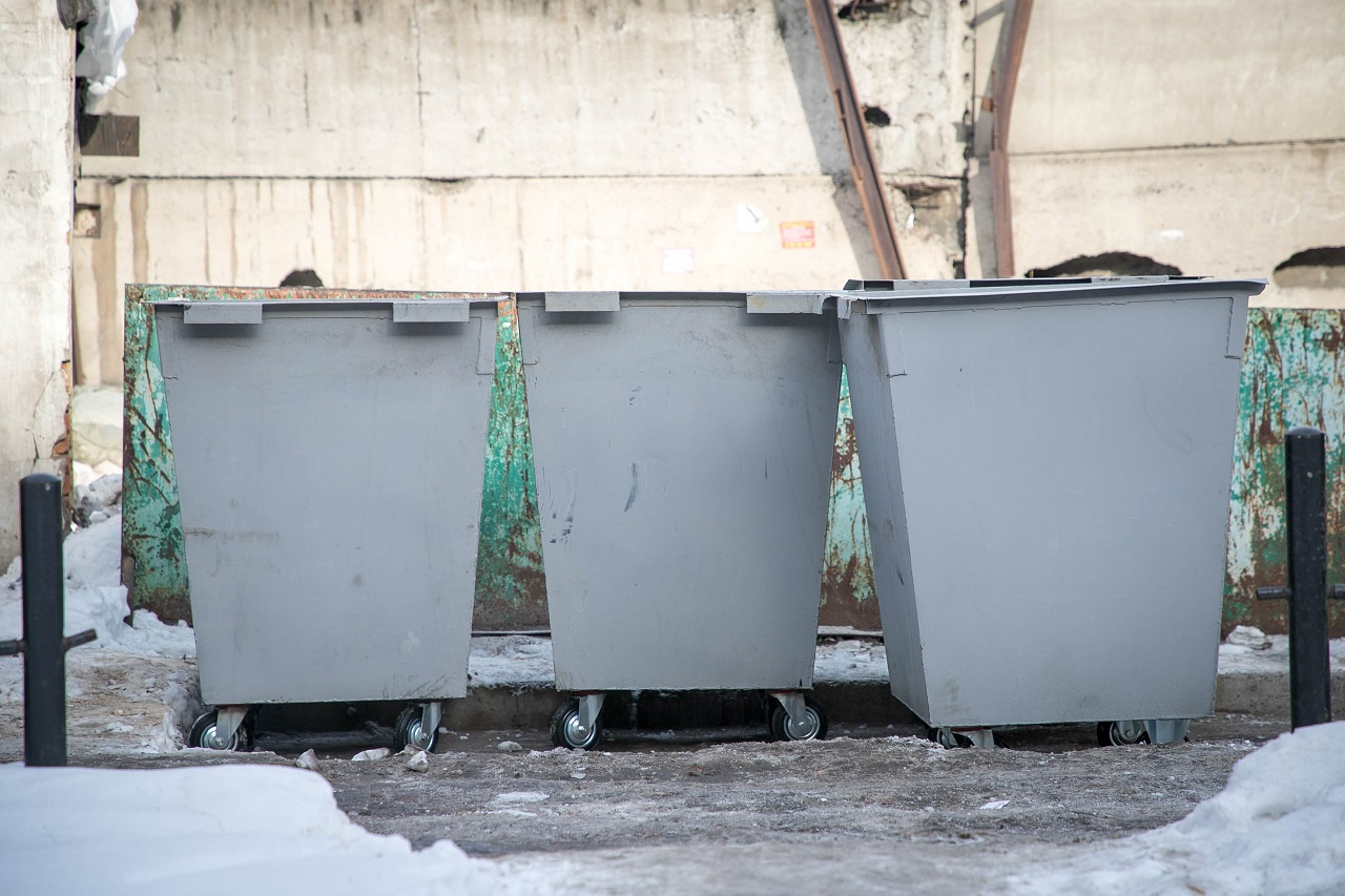 Новые контейнеры появились на площадке для сбора ТКО у домов на улице Партизана Железняка