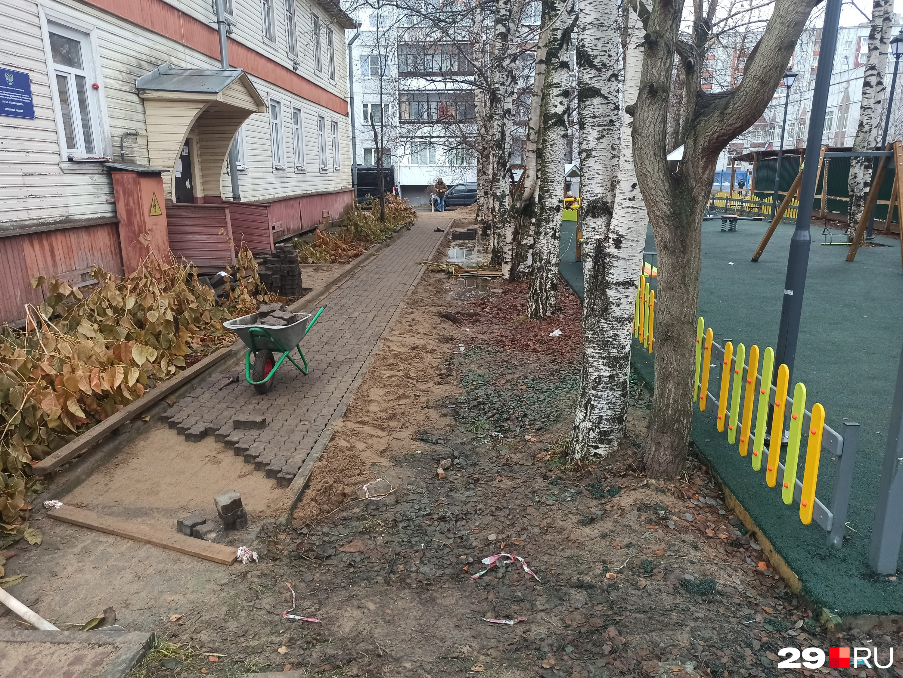 У детской площадки сделали новое основание, чтобы ее не затапливало. Лужи переместились за ее пределы У детской площадки сделали новое основание, чтобы ее не затапливало. Лужи переместились за ее пределы