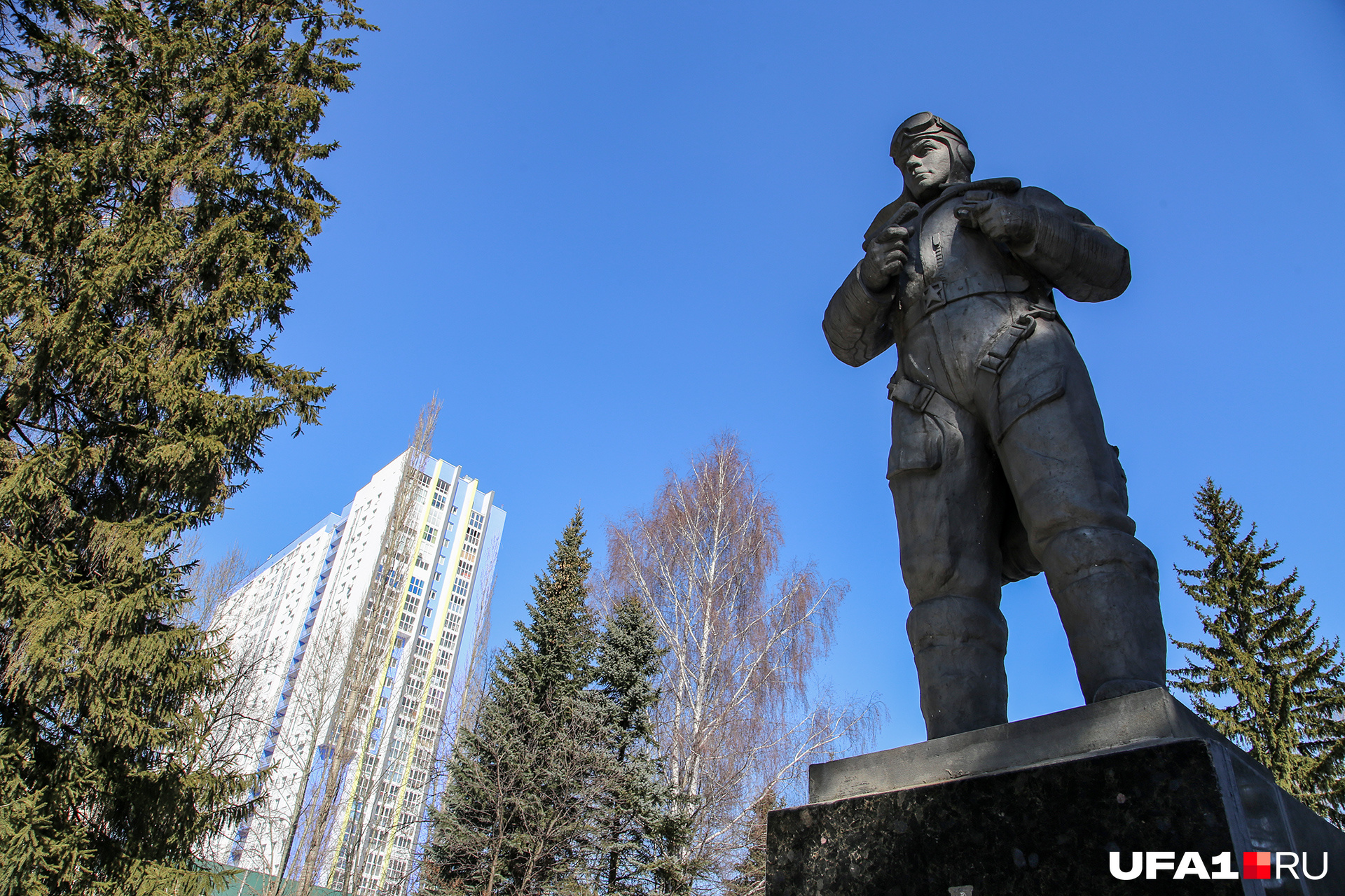 Памятник герою Советского Союза Николаю Гастелло стоит в небольшом сквере среди грязи и сугробов