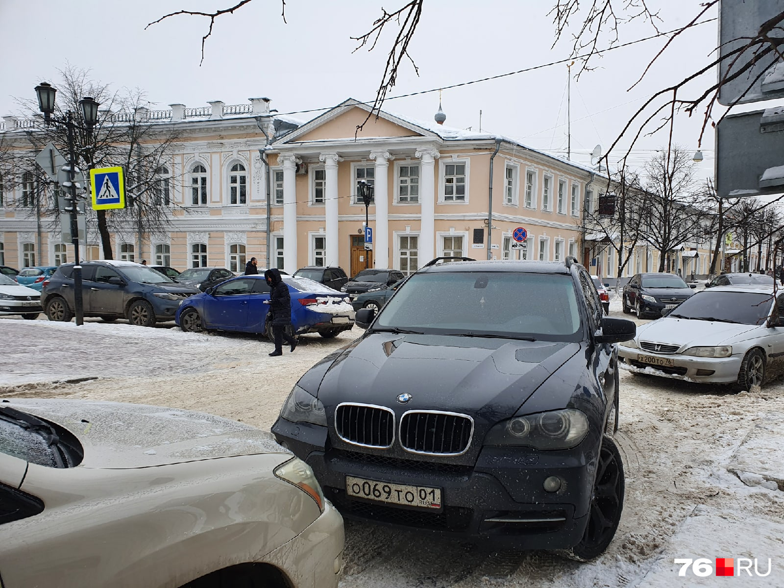 <nobr class="_">21 января</nobr> BMW втиснулся на улицу Кирова, встав на пешеходном переходе. А «Хонда» — на перекрестке
