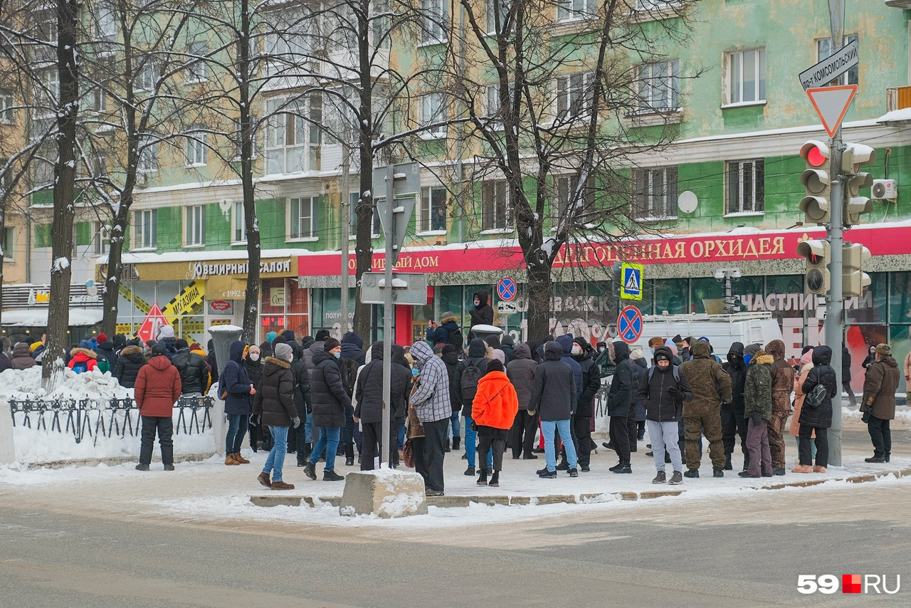 Полиция не вмешивается в происходящее и не мешает участникам идти по улице Полиция не вмешивается в происходящее и не мешает участникам идти по улице