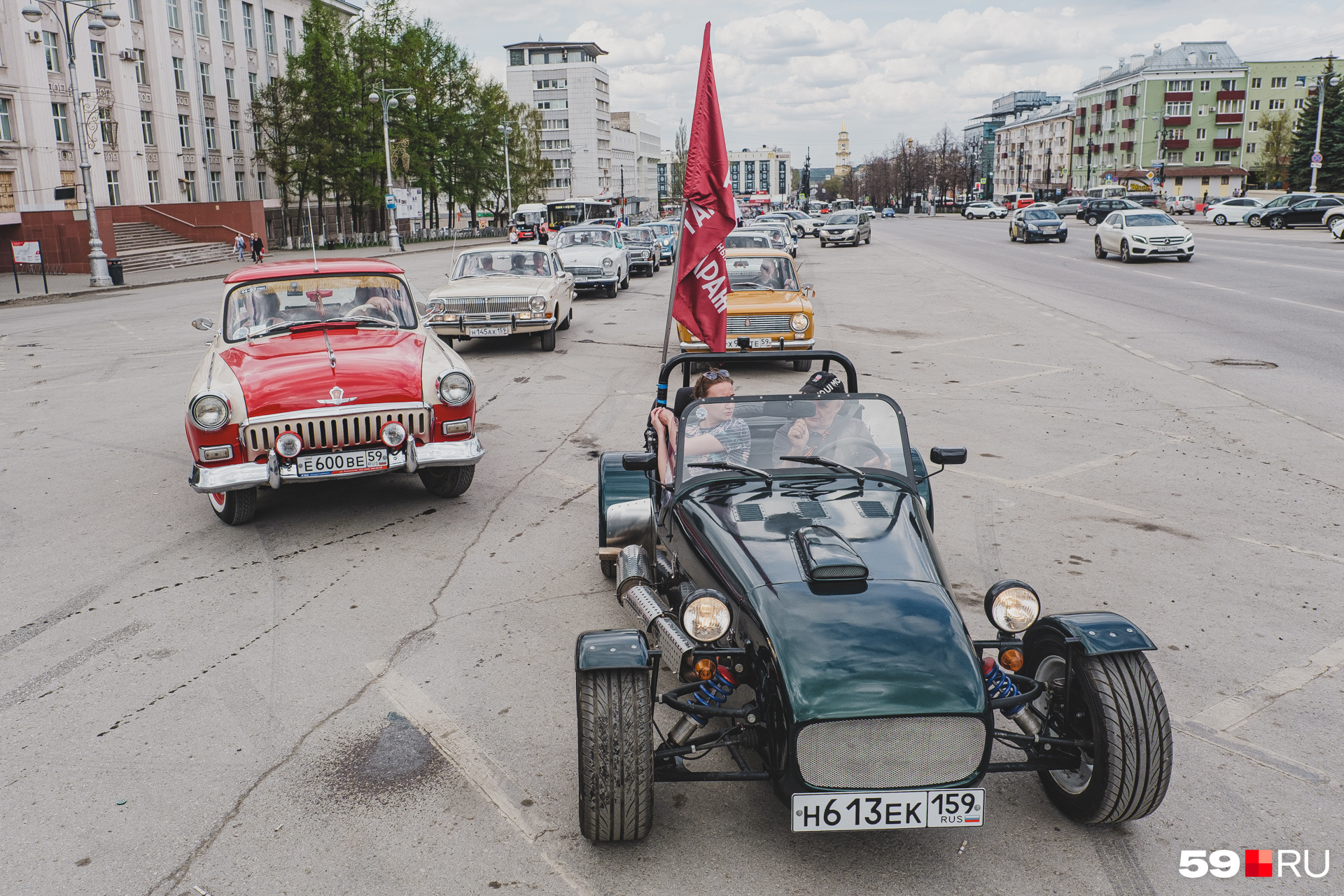 Автомобили проехали по Комсомольскому проспекту Автомобили проехали по Комсомольскому проспекту