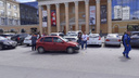 В Новосибирске автомобиль сбил женщину рядом с парковкой кинотеатра «Победа»