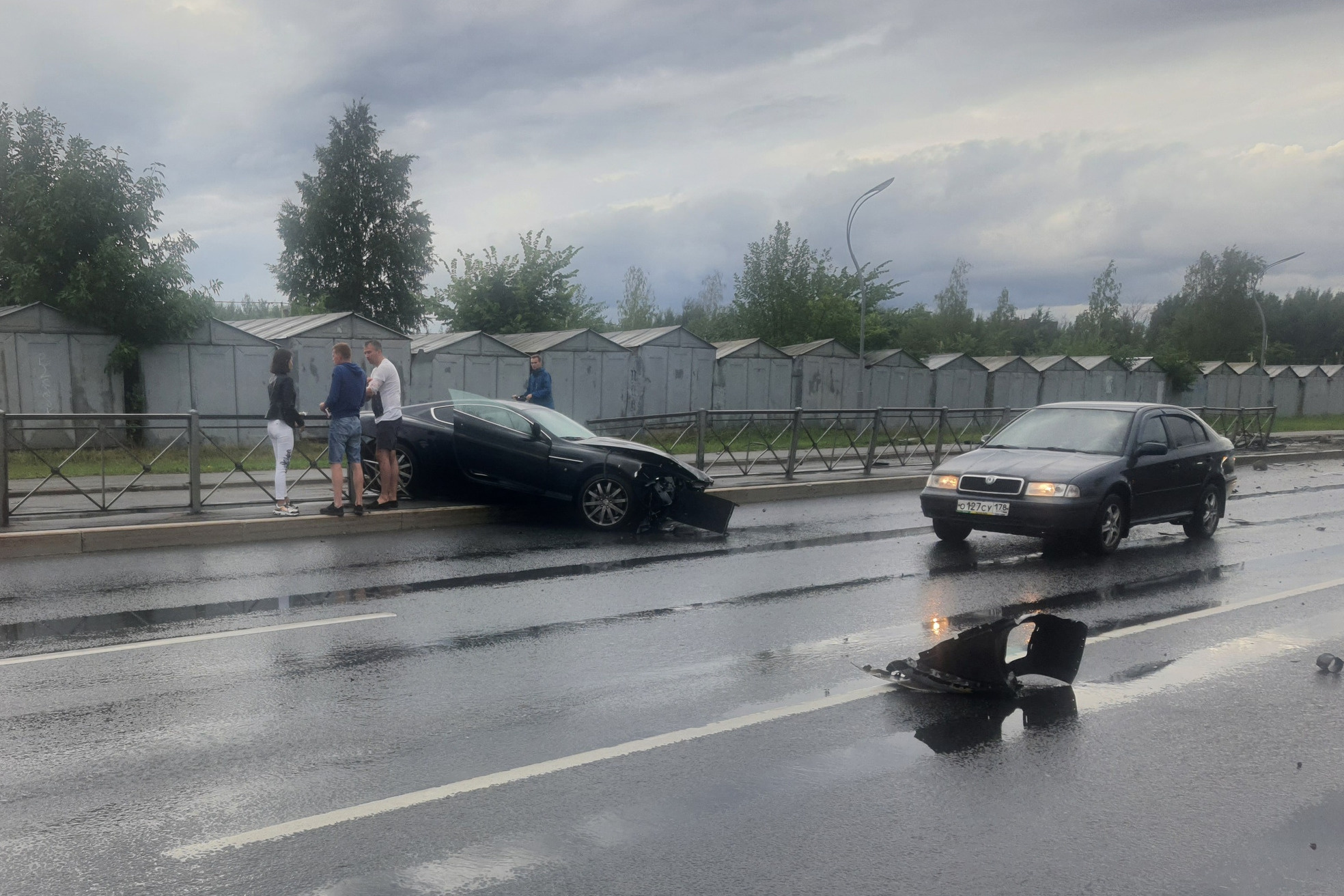 Aston Martin застрял в заборе на Пискарёвке. ДТП показали «от первого лица»  - 1 августа 2021 - ФОНТАНКА.ру