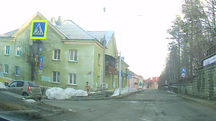 В Новоуральске абсолютно голый мужчина бегал по городу. Психотерапевт объяснил, что делать в таких случаях