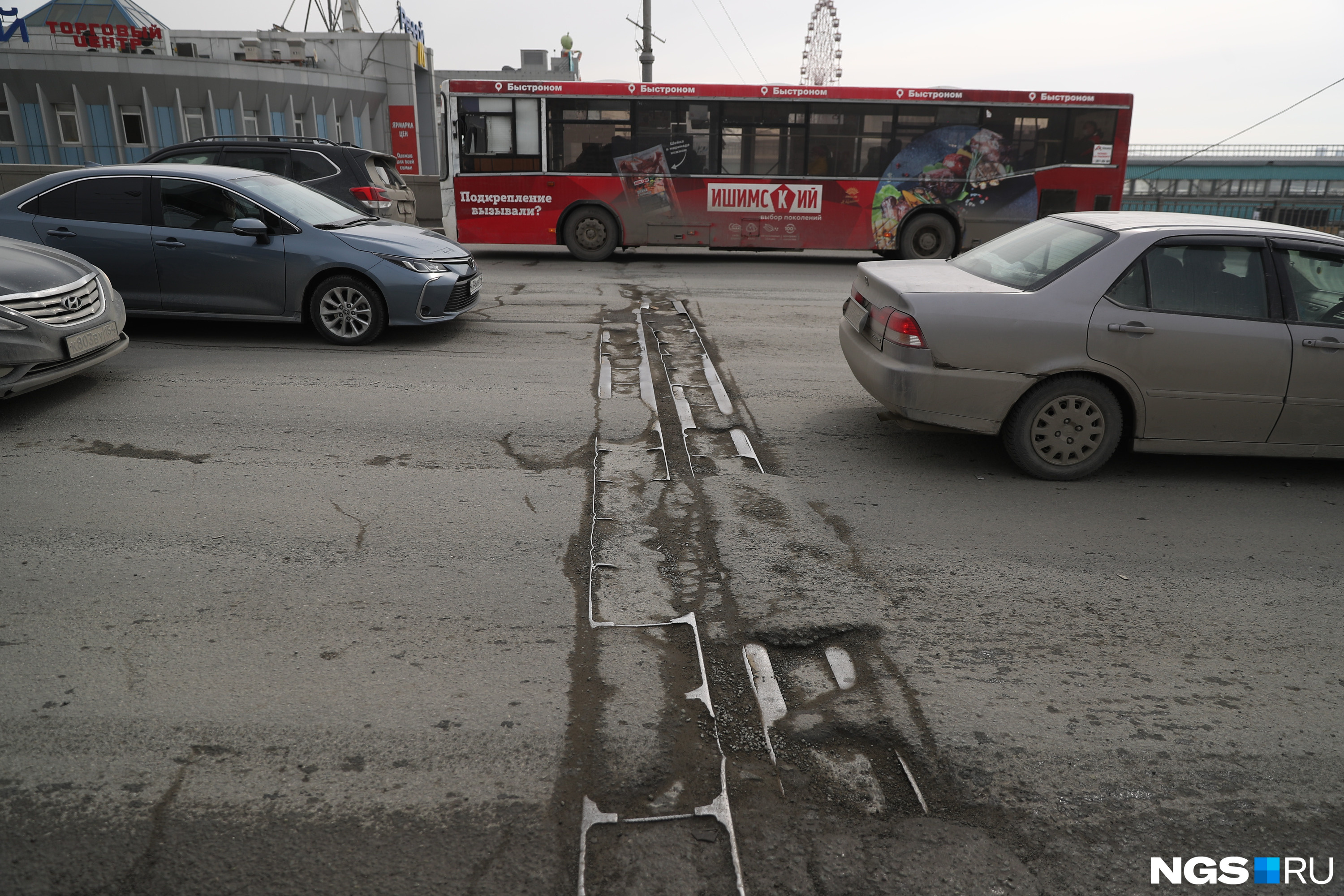 Водителям приходится очень часто тормозить, когда они едут по этому мосту