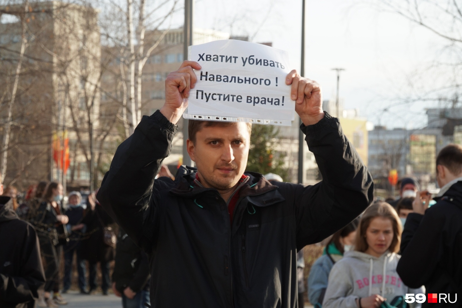 Были и требования пустить к Навальному врача Были и требования пустить к Навальному врача