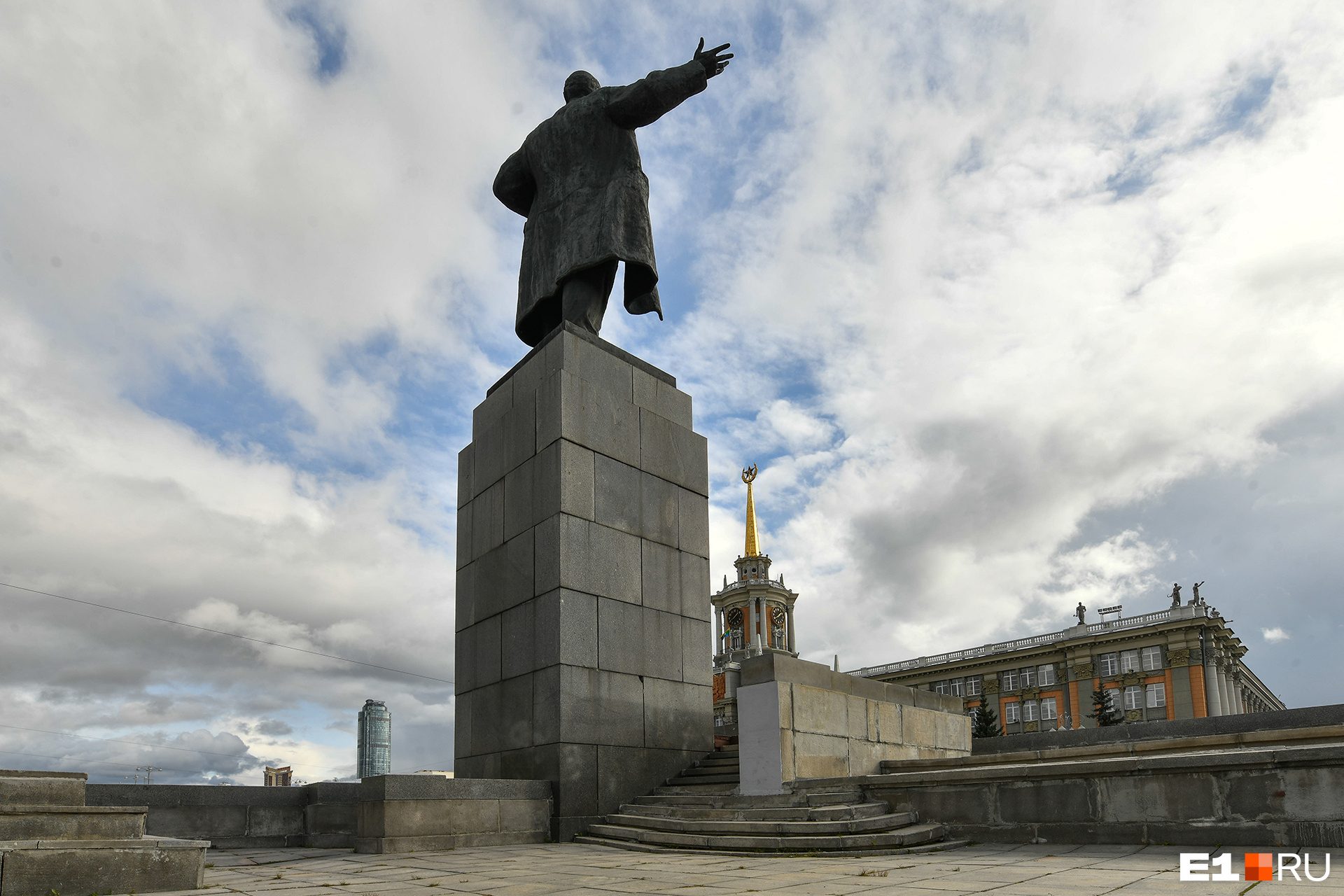 Памятник Владимиру Ильичу давно требует ремонта