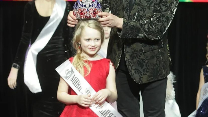 7-летняя девочка из Красноярска завоевала титул «Мини мисс России 2021»