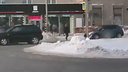 На Красном проспекте таксист сбил мужчину в капюшоне — изучаем на видео, есть ли вина пешехода