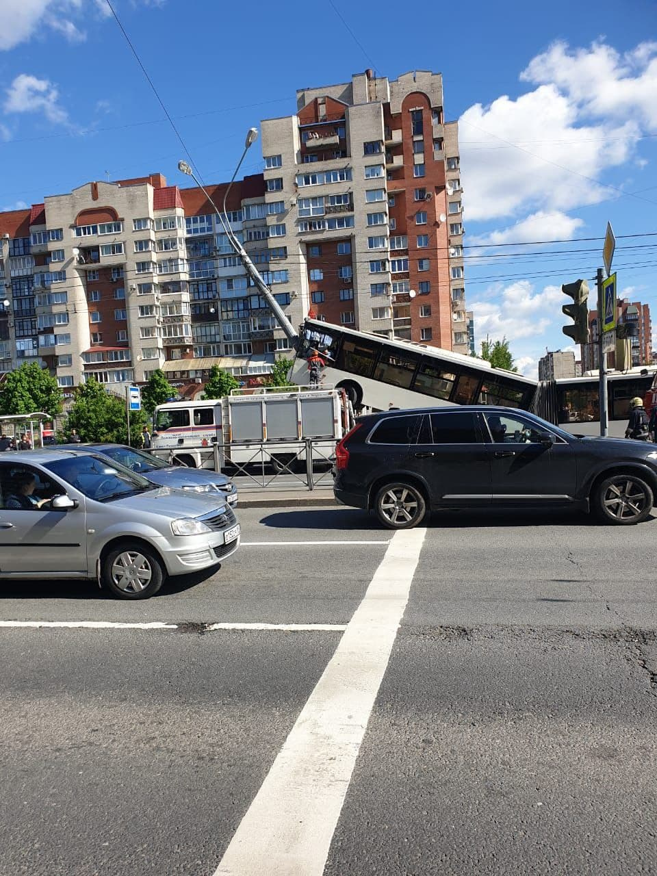 На юго-западе Петербурга автобус повис на опоре освещения. Пассажиров и  водителя снимают спасатели - 27 мая 2021 - ФОНТАНКА.ру