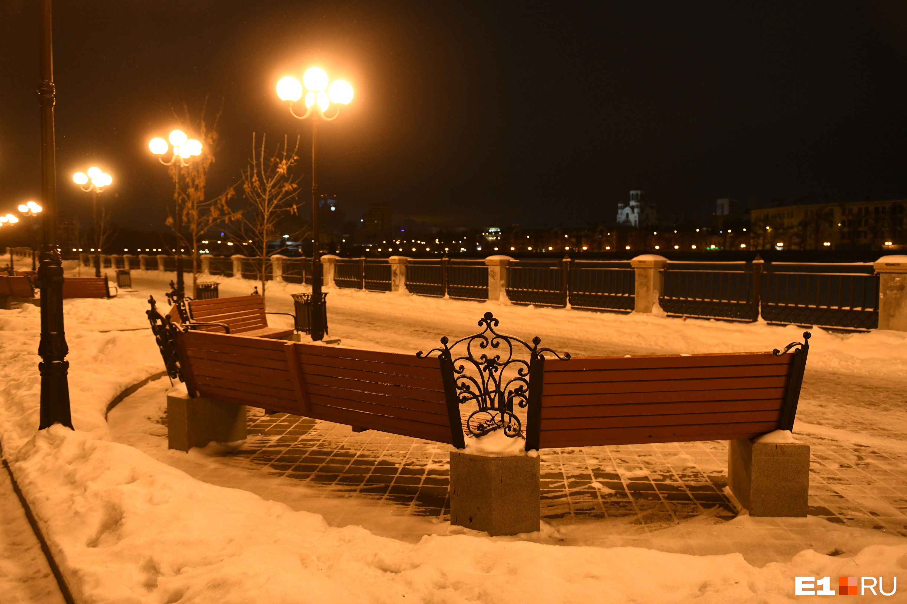 Можно присесть на скамейку, чтобы насладиться видом на Городской пруд