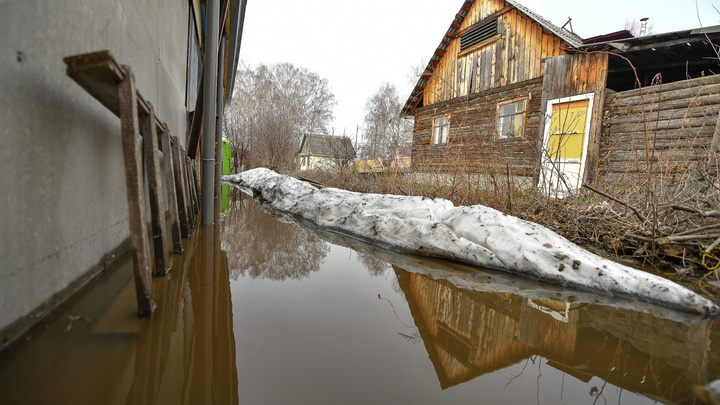 «Вода лилась стеной». В Екатеринбурге затопило ЕКАД и сады вдоль Челябинского тракта