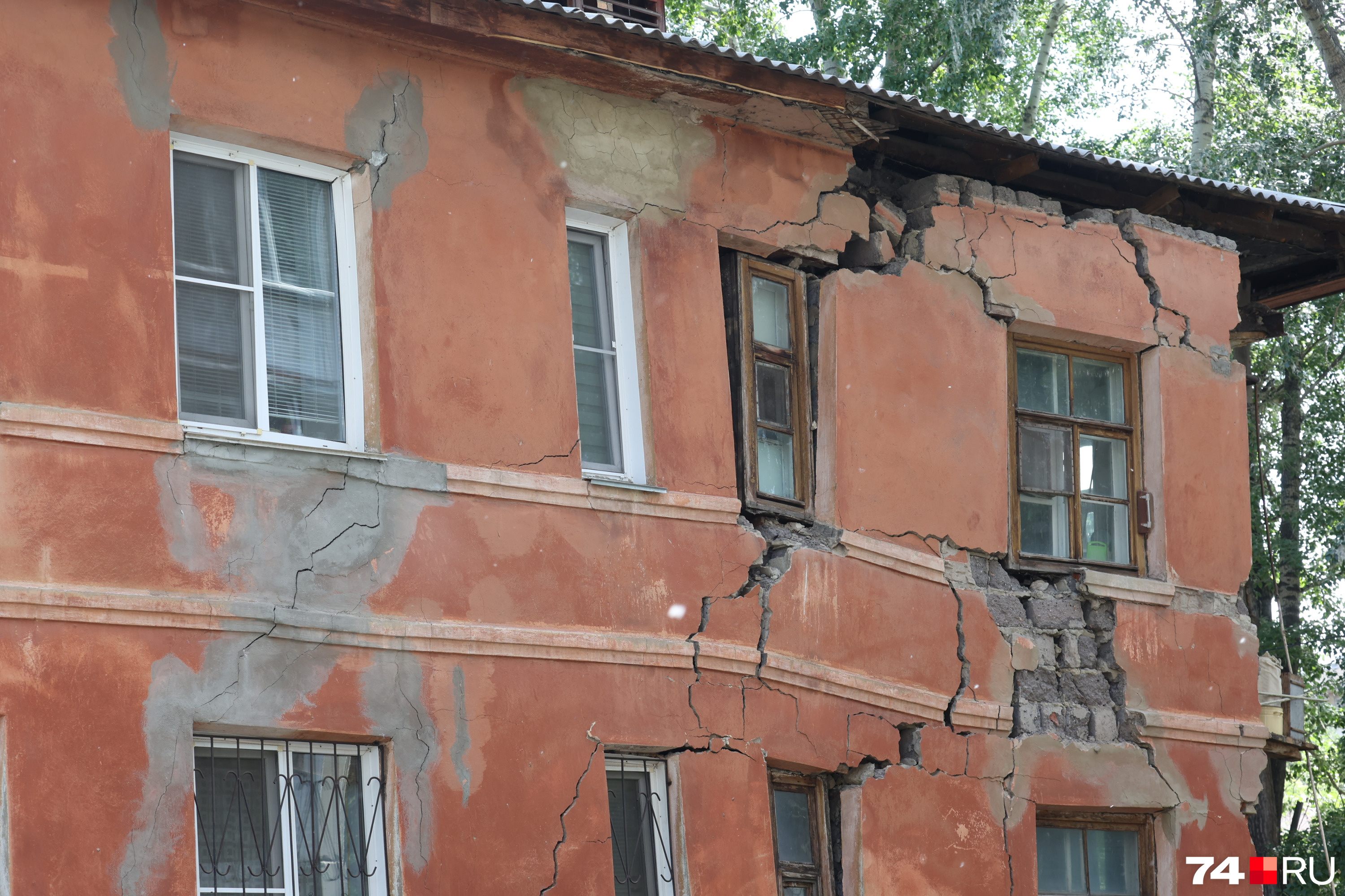 Рабочие вырыли траншею, и по стене дома пошли трещины, а сегодня утром один угол и вовсе обвалился