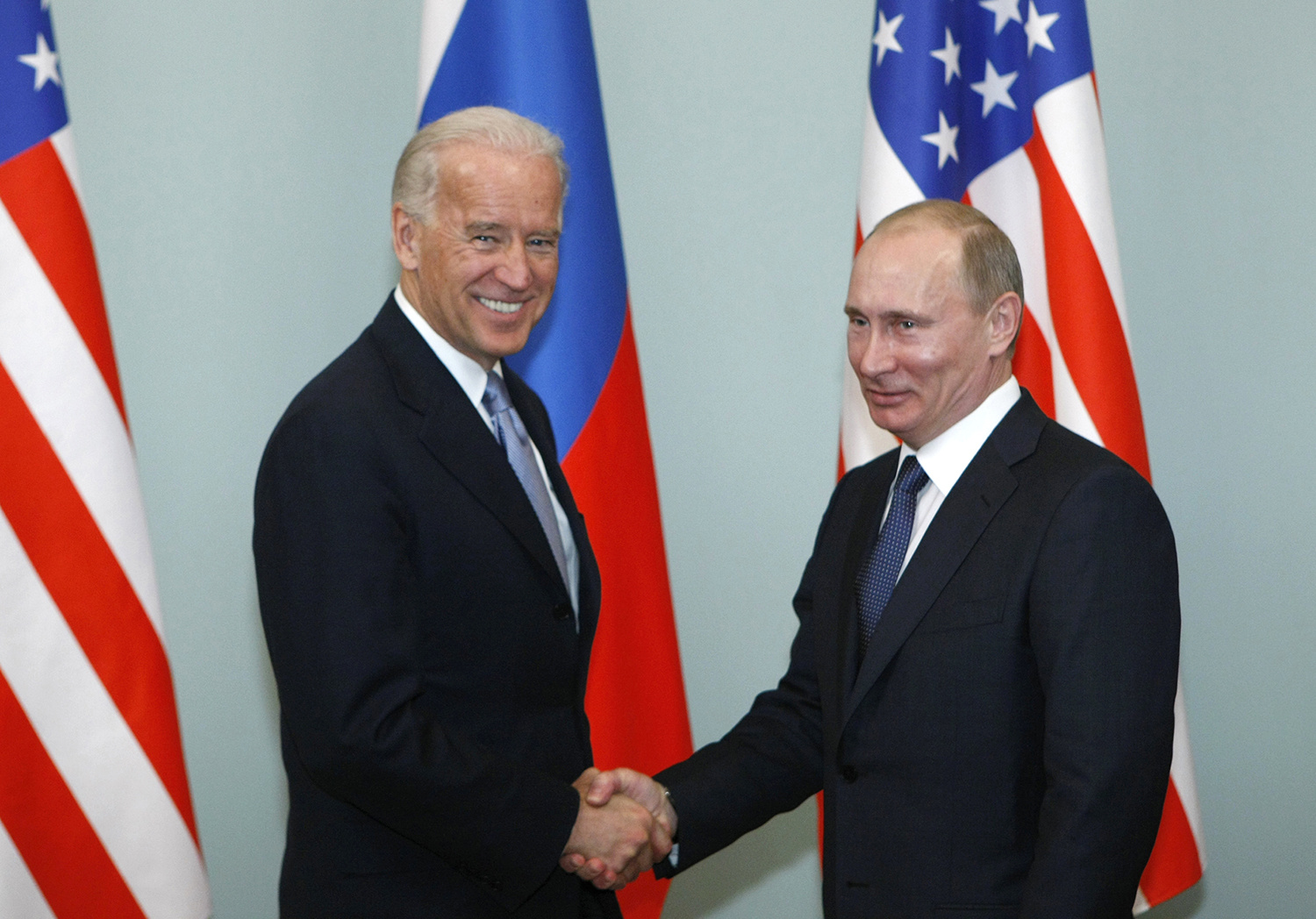 Архивное фото: март 2011 года.&nbsp;Вице-президент США Джозеф Байден и премьер-министр России Владимир Путин (слева направо) во время встречи<br>