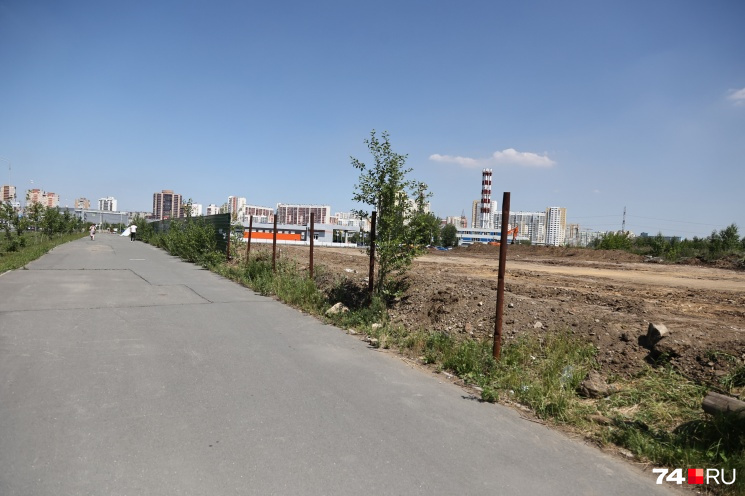 Часть забора сняли, и жители соседних домов могут наблюдать за стройкой прямо из окон Часть забора сняли, и жители соседних домов могут наблюдать за стройкой прямо из окон