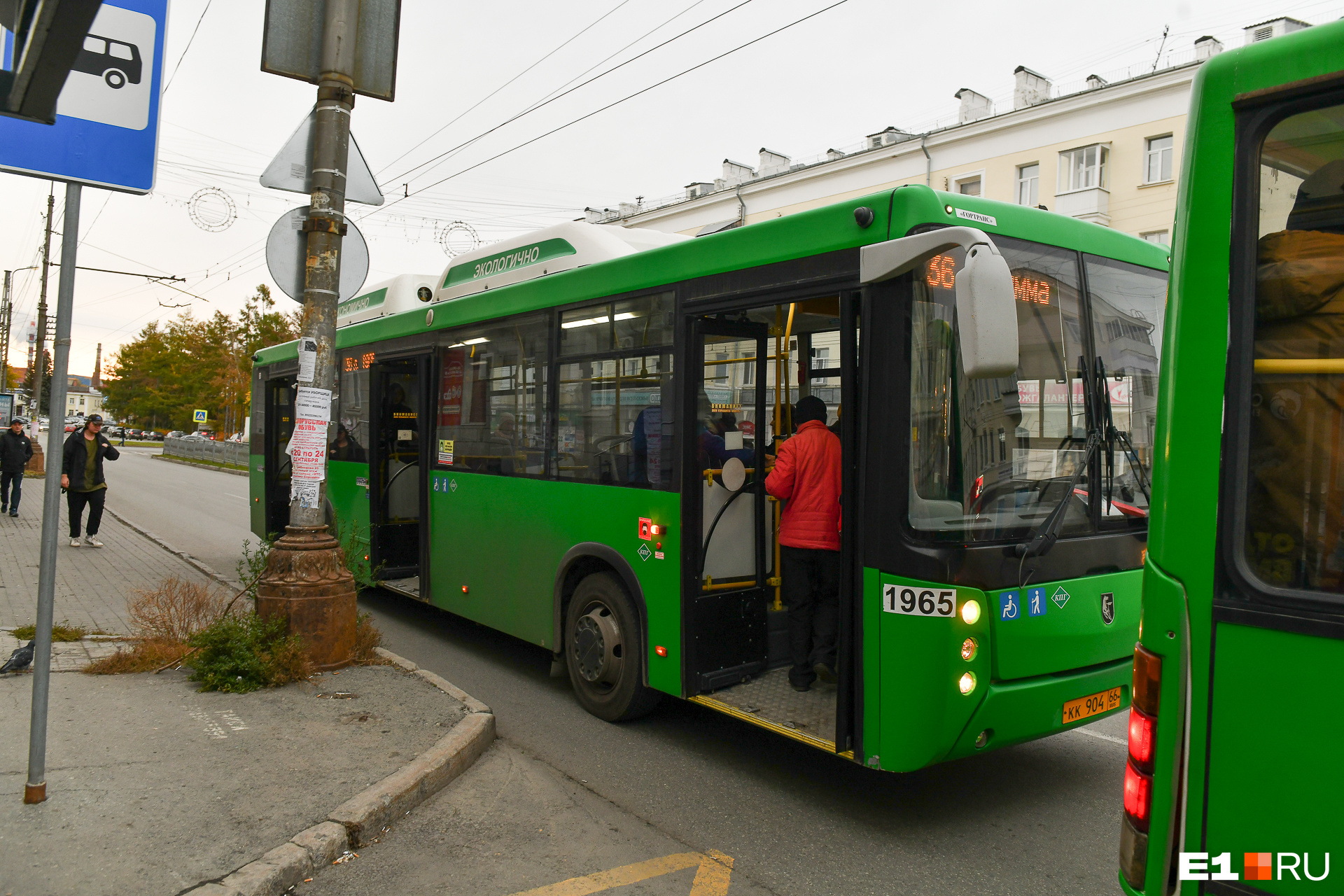 Автобус <nobr class="_">№ 36</nobr> возит жителей Химмаша к площади 1905 года