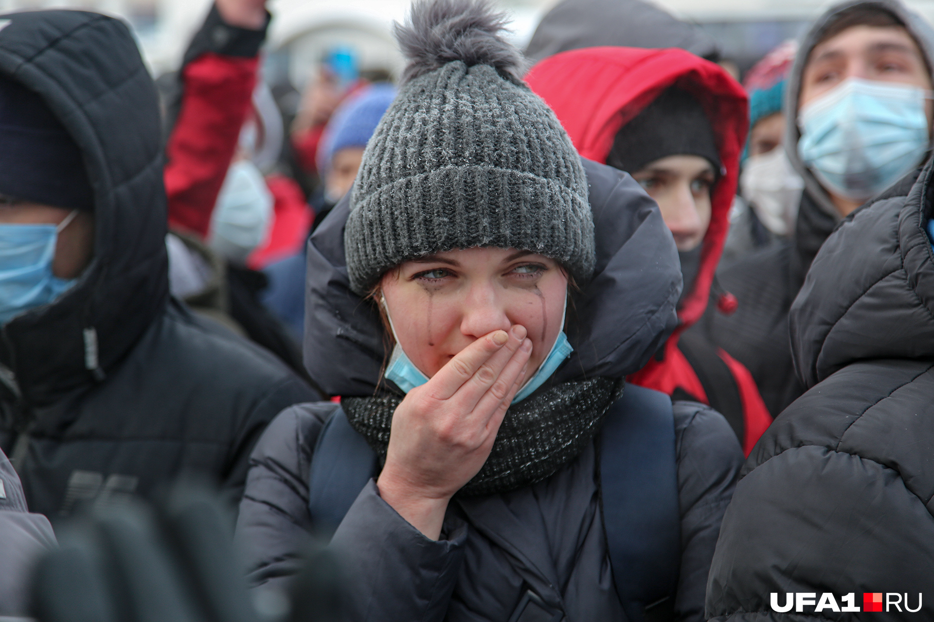 Трудно сдержать слезы, когда свои права на нормальную жизнь приходится отстаивать на морозе в протестной акции Трудно сдержать слезы, когда свои права на нормальную жизнь приходится отстаивать на морозе в протестной акции