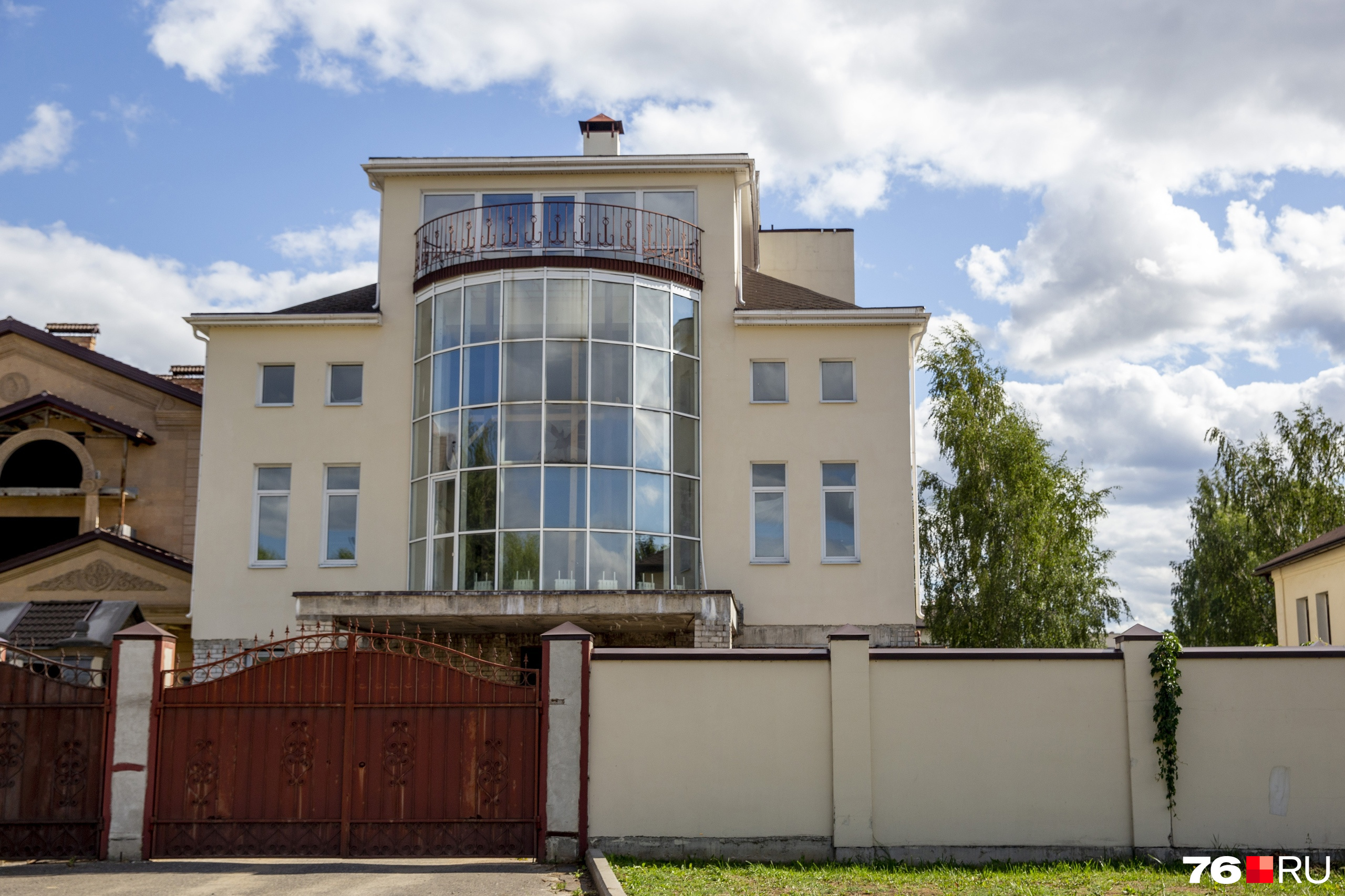 Жилое здание больше похоже на офисный центр Жилое здание больше похоже на офисный центр