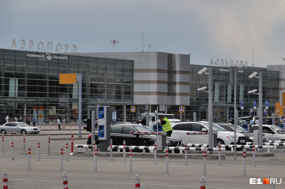 В аэропорту Кольцово «сломалась» система бронирования мест на парковке. Когда всё исправят?