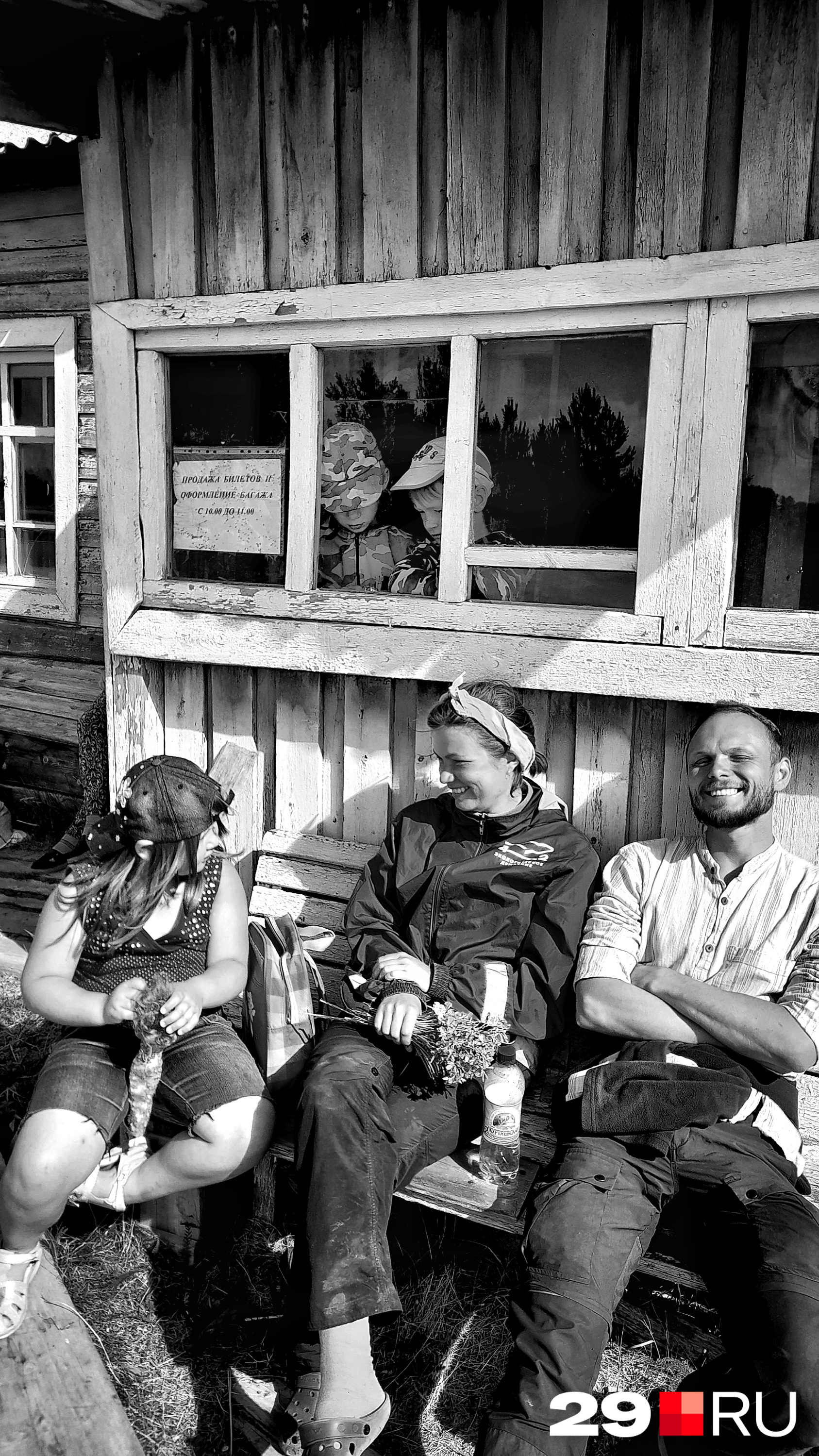 Экспедиция — это еще и общение. Так, ее участники успели побывать и в летнем лагере национального парка «Онежское Поморье» — провели там занятия для детей