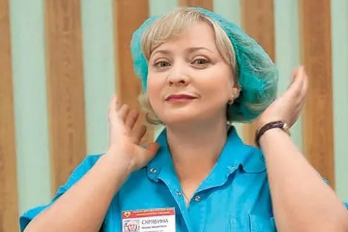 Актриса в роли медсестры Любы