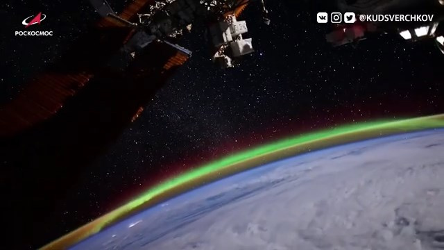 «Семь минут полета за 15 секунд видео». Российский космонавт показал лимб и северное сияние с орбиты