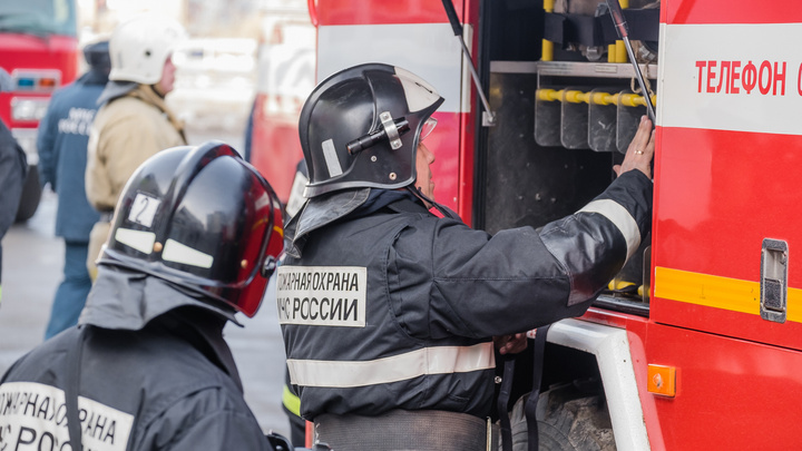 Выносили через окно: в Прикамье на пожаре спасли четырех человек