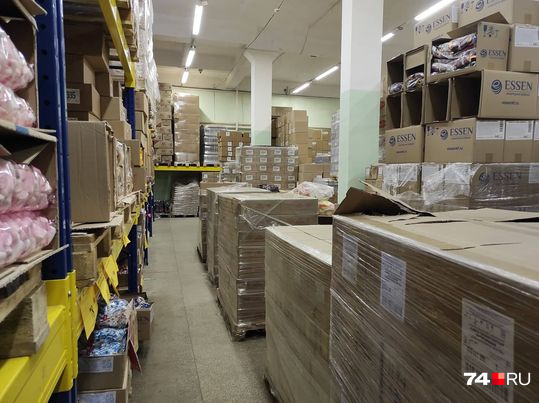 Покупателям приходится лавировать между коробками и стеллажами Покупателям приходится лавировать между коробками и стеллажами