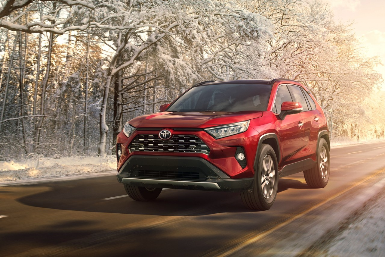 Популярная в России Toyota RAV4 — для чего ей этот «двойной подбородок»? Популярная в России Toyota RAV4 — для чего ей этот «двойной подбородок»?
