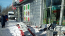 В Нижнем Новгороде на женщину обрушился козырек магазина из-за падения снежной глыбы