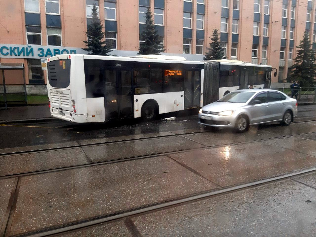 Пассажирский автобус въехал в остановку общественного транспорта в  Калининском районе Петербурга 4 мая 2021 г. - 4 мая 2021 - ФОНТАНКА.ру