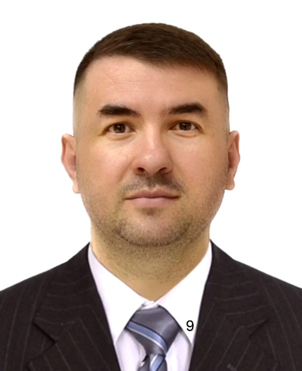 По этому случаю Эдуарду даже пришлось сделать серьезное фото в костюме По этому случаю Эдуарду даже пришлось сделать серьезное фото в костюме