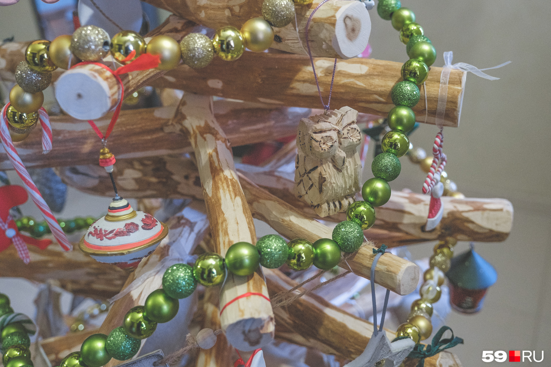 На второй непривычной елке, собранной из деревянных веток, тоже есть сделанные младшим сыном игрушки — например эта сова
