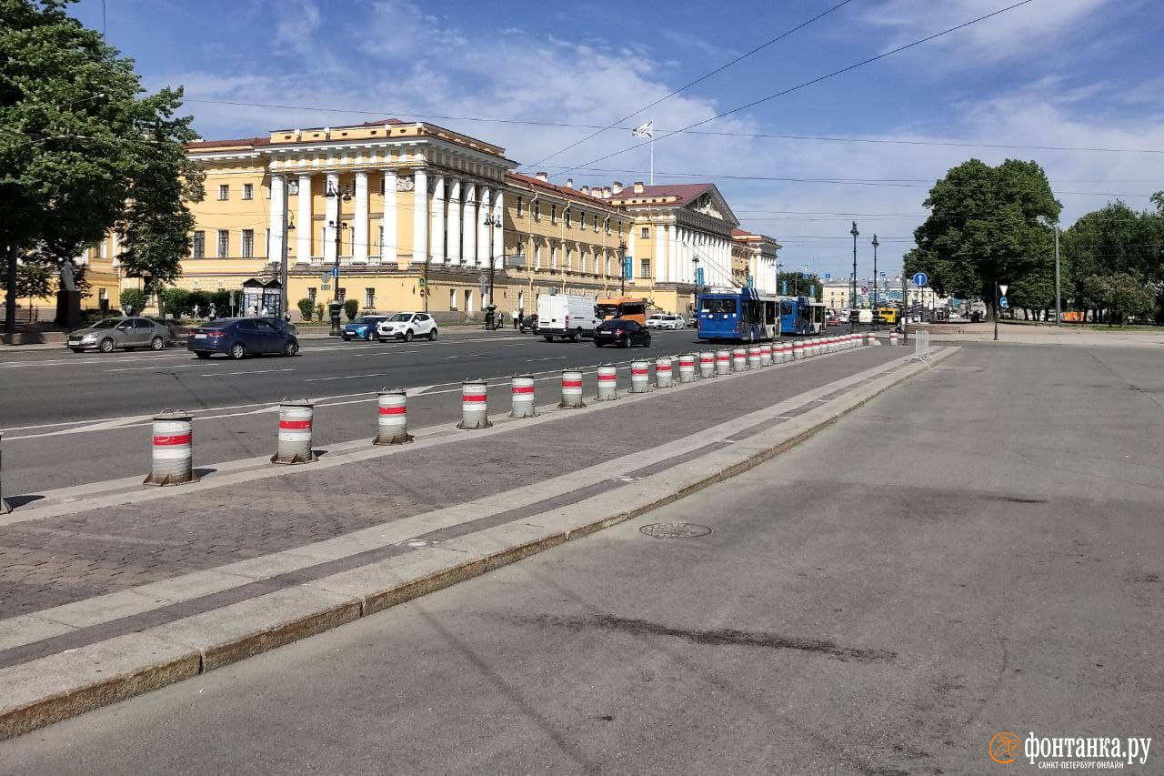 Опустевшая утром 9 июня парковка на Дворцовой