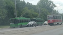 В Новосибирске на левом берегу встали троллейбусы — оборвались провода