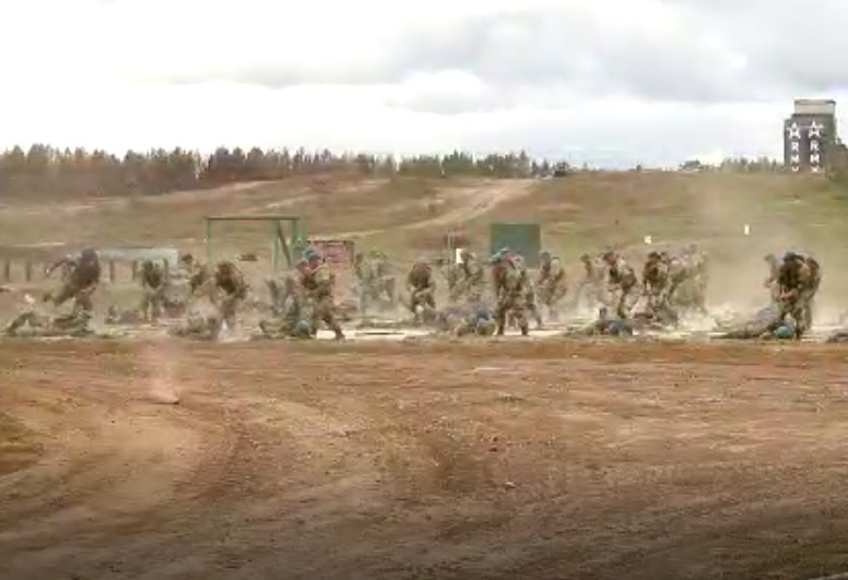 Военные показали навык владения единоборствами Военные показали навык владения единоборствами