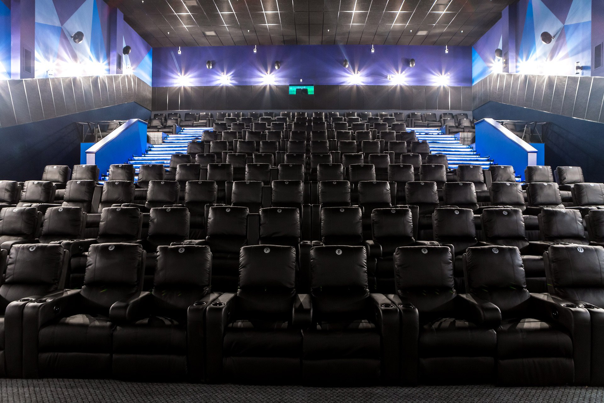Просмотр фильмов в новом кинотеатре будет комфортным благодаря мягким креслам-диванам и большому пространству между рядами