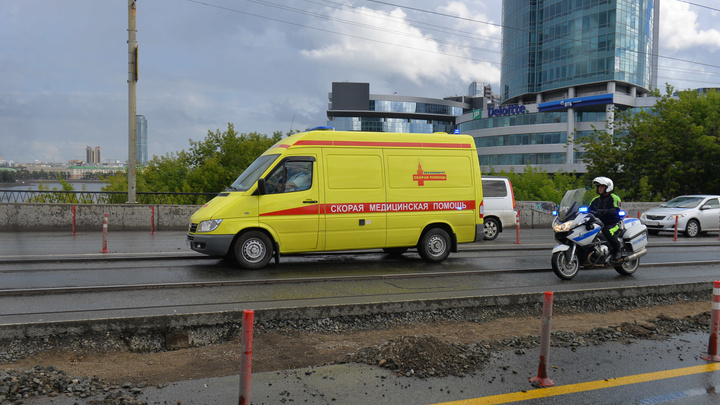 В Екатеринбурге обстреляли машину реанимации, которая везла пациента