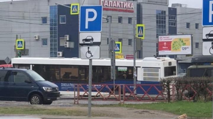 В Ярославле автобус с пассажирами провалился в яму на оживленном проспекте