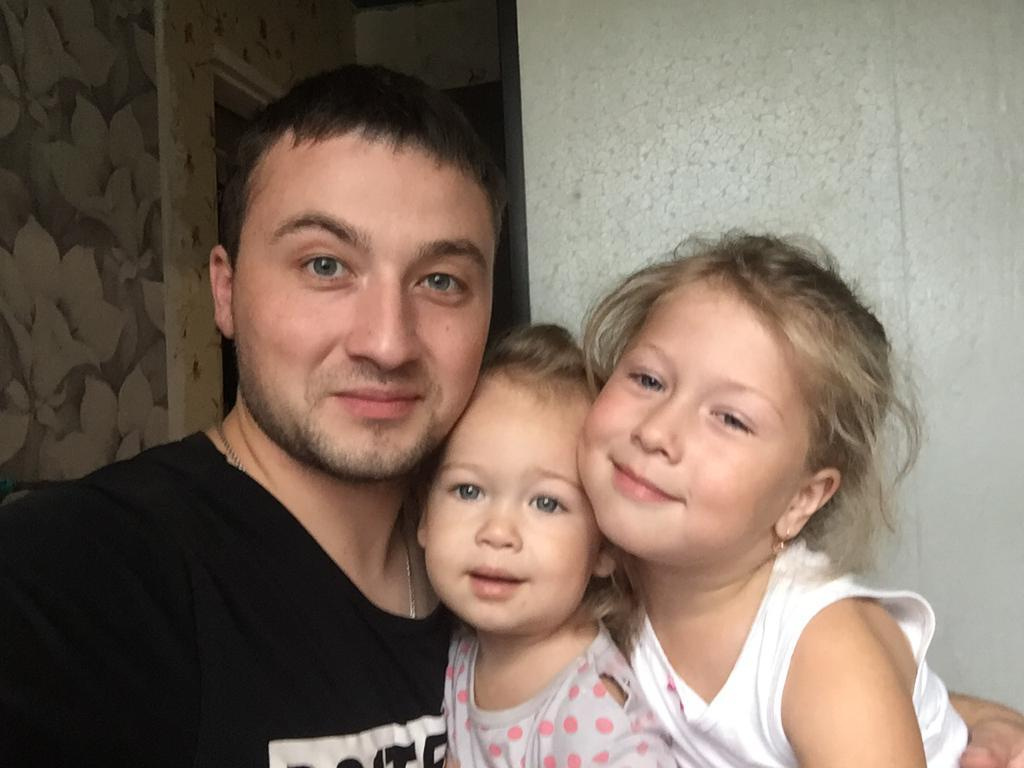 Павел воспитывает двух дочерей Павел воспитывает двух дочерей