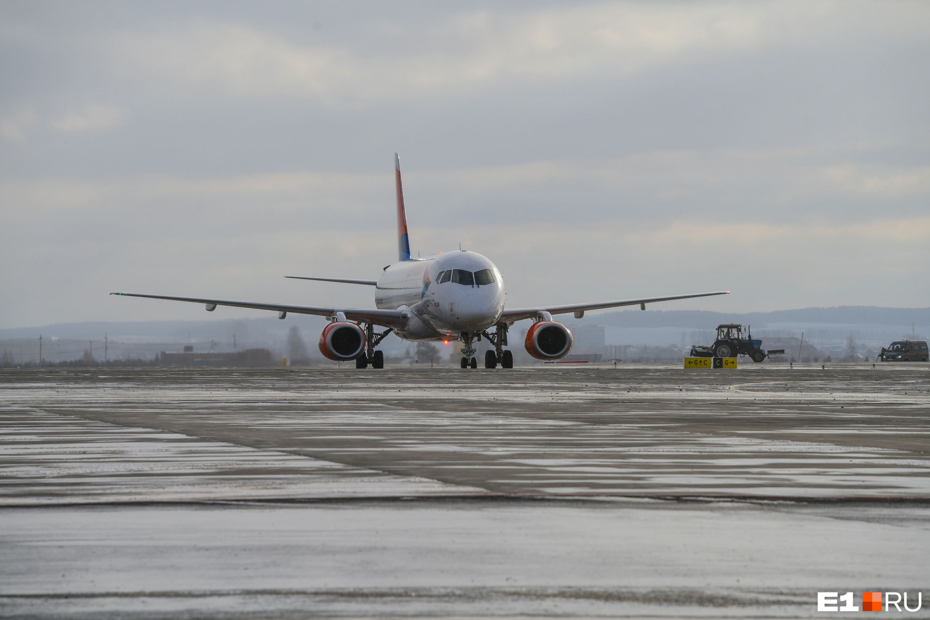В разных городах России задерживают самолеты в Екатеринбург: что происходит