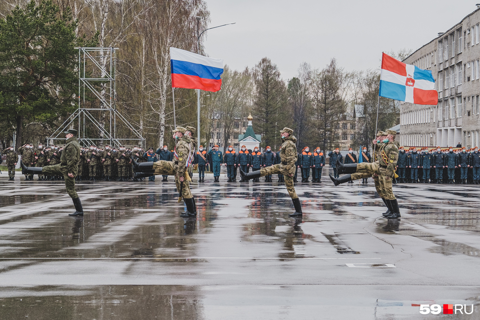 На репетиции пронесли флаги России и Пермского края
