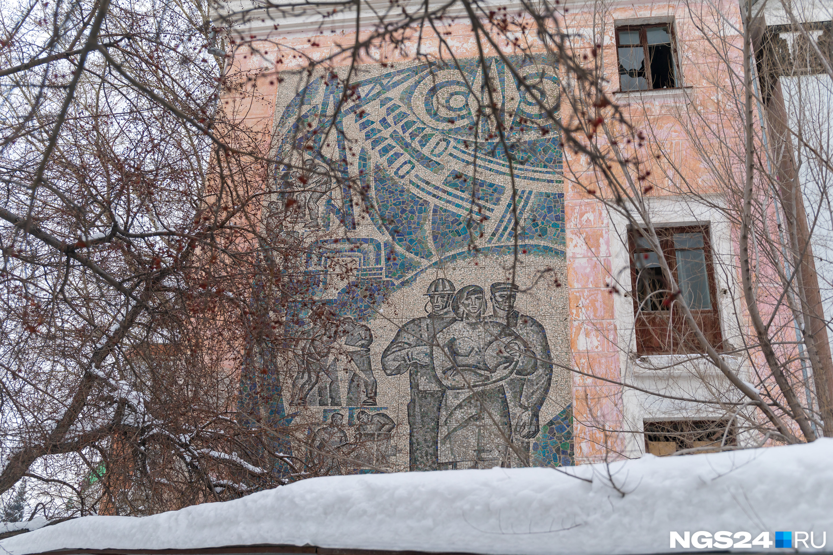 Панно изображает жизнь советских рабочих