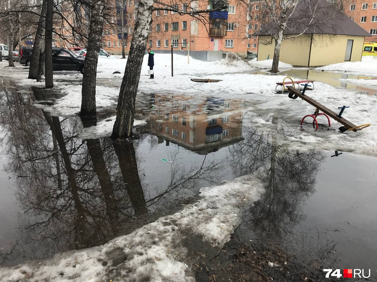 Такие кадры прислали нам жители Сима. Люди жалуются, что из-за огромного количества снега в горнозаводской зоне улицы уже «поплыли» Такие кадры прислали нам жители Сима. Люди жалуются, что из-за огромного количества снега в горнозаводской зоне улицы уже «поплыли»