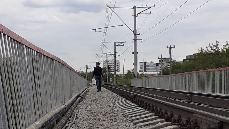 На станции Ботанической, где парня сбил поезд, люди привыкли ходить в сантиметрах от рельсов