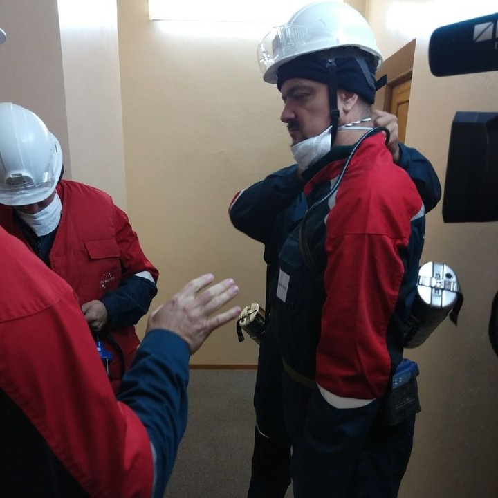 Перед спуском в шахту Александр Пушной прошел подробный инструктаж Перед спуском в шахту Александр Пушной прошел подробный инструктаж