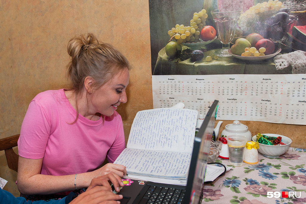 Актриса Мария Шекунова повторяет текст. Сейчас начнут снимать сцену, как Лера и Маша поссорились Актриса Мария Шекунова повторяет текст. Сейчас начнут снимать сцену, как Лера и Маша поссорились