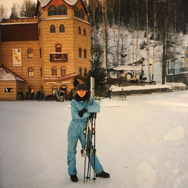 — А тут мне уже 30. Прямо день рождения, но я его не отмечала, а уехала одна в «Абзаково» (это такой горнолыжный курорт). И там его наотмечала: каталась на лыжах, ныряла в бассейн и загадала я тогда никогда не стареть, — рассказывает Яна в Instagram
